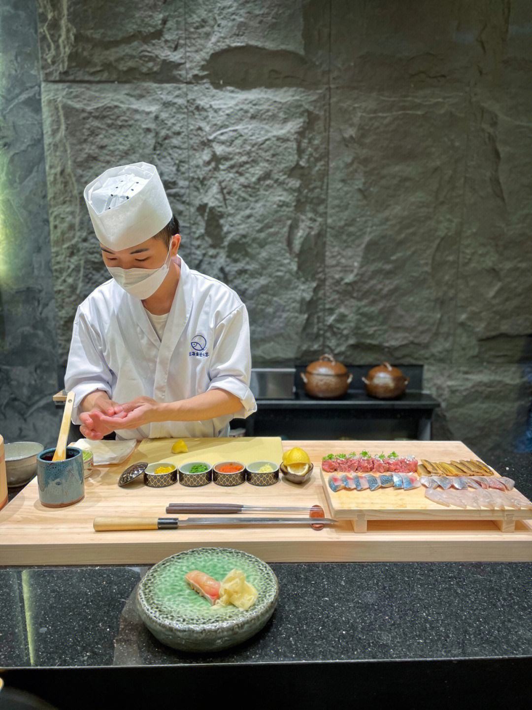 如何用新鲜鱼类制作多层寿司卷
