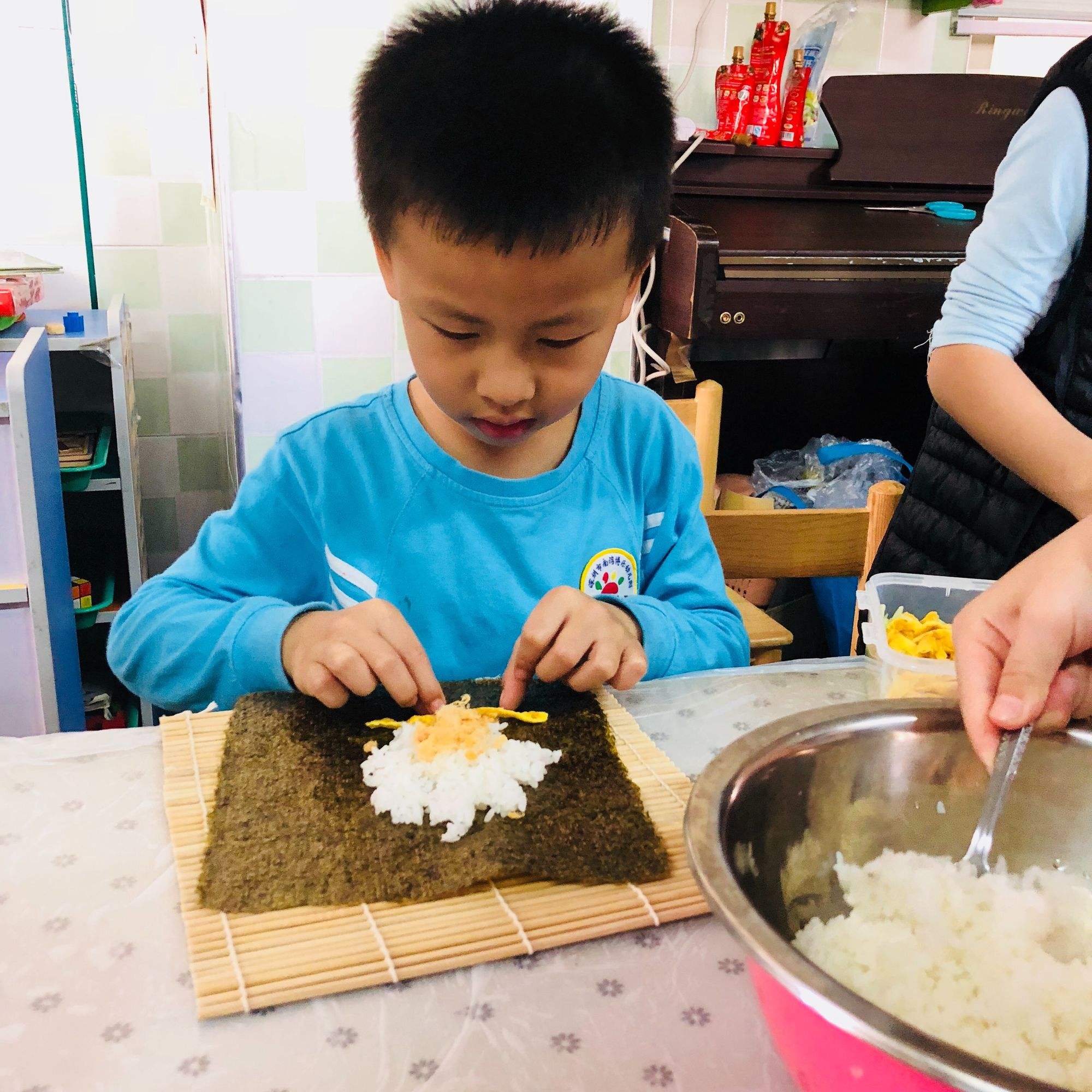 儿童寿司制作中的互动游戏